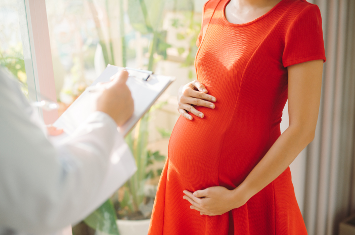 الولادة الأولى ، هل تختار الولادة في قابلة أم طبيب؟