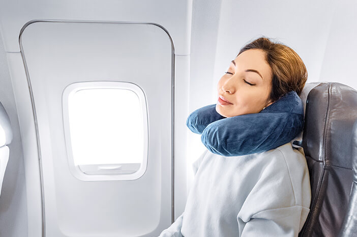 8 طرق للتغلب على اضطراب الرحلات الجوية الطويلة أثناء الإجازة في الخارج