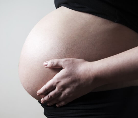 Защо бременната с водни близнаци (полихидрамнион) е изложена на риск от спонтанен аборт?