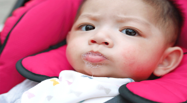 Признайте разликата между плюене и повръщане при бебета