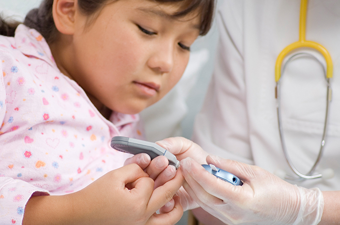 Riconoscere i primi sintomi del diabete che colpisce i bambini