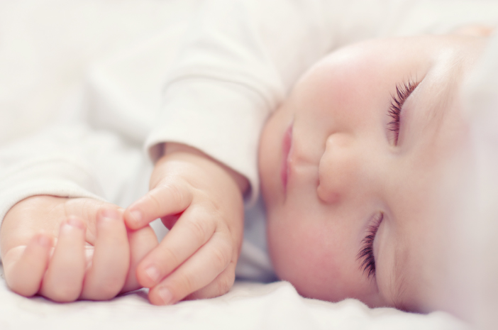 生後6か月の赤ちゃんはどのくらい眠りますか？