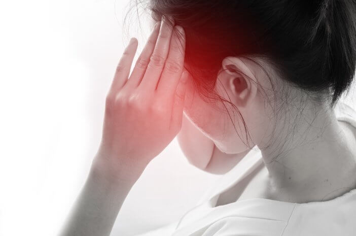 大人は傷つきやすく、緊張性頭痛の兆候を認識します