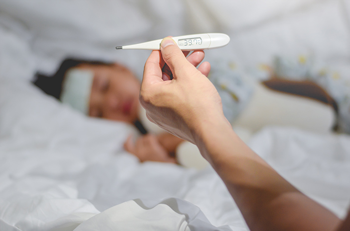 هل يمكنك النوم مع مكيف الهواء عندما يعاني طفلك من الحمى؟