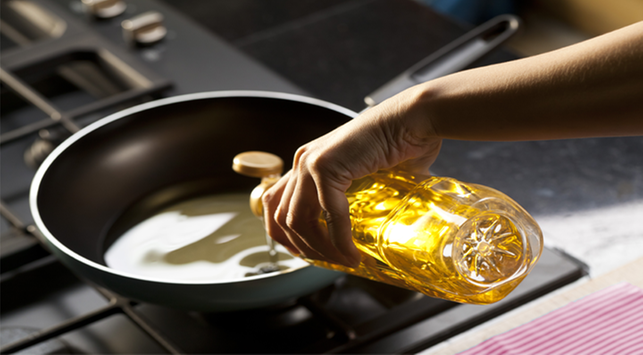 4 suggerimenti per l'utilizzo di olio da cucina sano