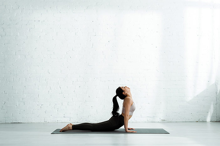 4 mosse yoga per alleviare il dolore al collo