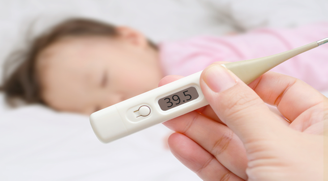 8 segni di febbre nei bambini dovrebbero essere portati dal medico