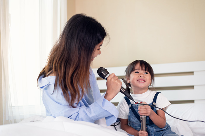 Yeni Yürümeye Başlayan Çocuklarla Birlikte Şarkı Söylemenin 5 Faydasını Bilin