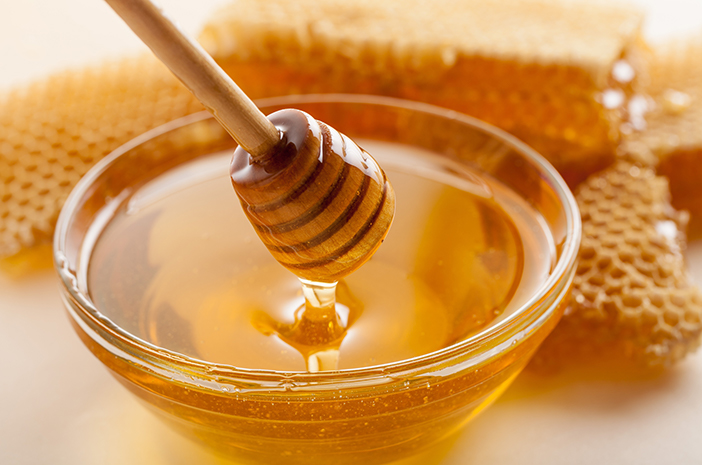 هل يمكن أن يساعد العسل في تخفيف التهاب الحلق عند البلع؟