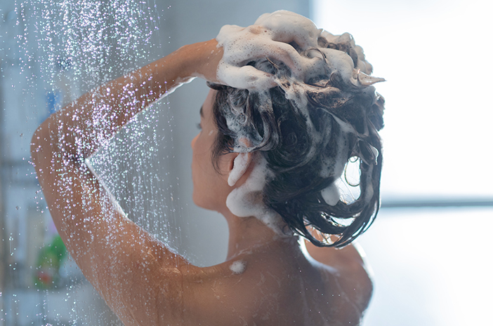 التحقق من الحقائق: هل صحيح أن غسل الشعر بالشامبو بالقهوة يمكن أن يعالج تساقط الشعر؟