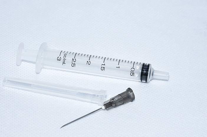 Причината за инжектиране на корона ваксината в САЩ не е задължителна