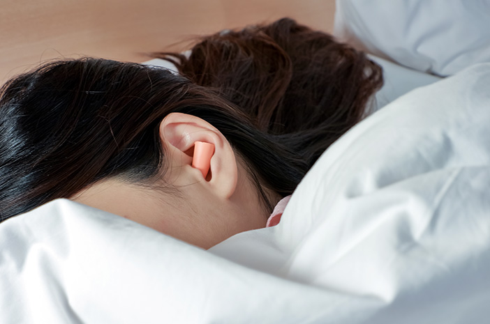 التحقق من صحة: هل النوم مع سدادات الأذن خطر؟