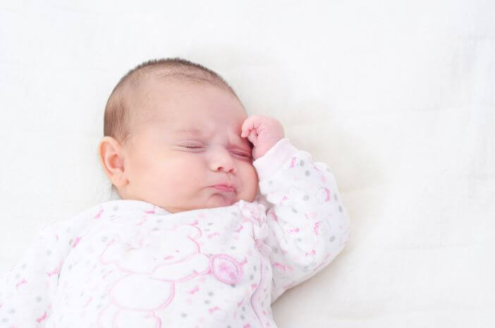 夜驚症を経験する赤ちゃんを克服する方法