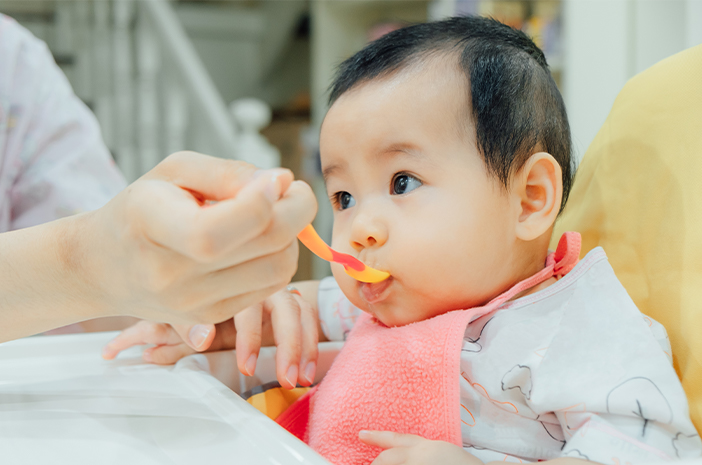 4 طرق لجعل طعام الأطفال صحيًا ومغذيًا لمدة 6 أشهر