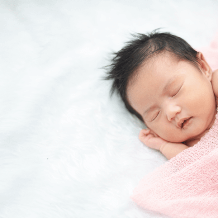 健康的な赤ちゃんの睡眠パターンを設定する方法を学ぶ