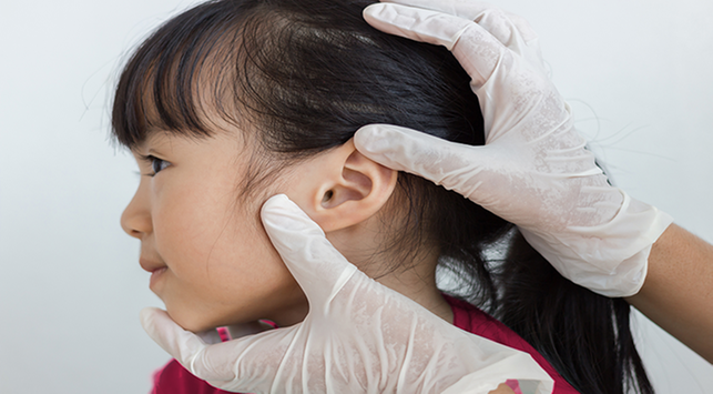 Разпознайте 7 признака на ушна инфекция при деца